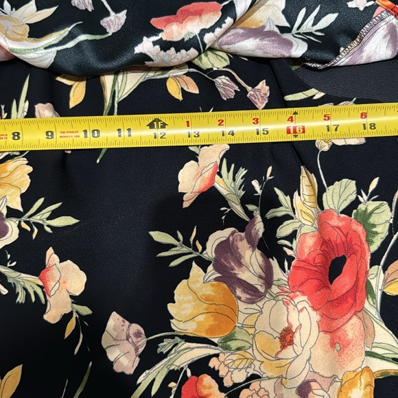 Santuary over the shoulder floral top size Large - Picture 5 of 6